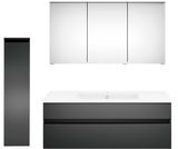 Moderne Badkombination mit dreiteiligem Spiegelschrank, seitlichem Hochschrank und Waschbeckenunterschrank in dunklem Design, Frontalansicht.