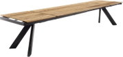 Ausziehbarer Esstisch mit heller Holzplatte und schwarzem Metallgestell, in ausgezogenem Zustand, perspektivische Seitenansicht vor weißem Hintergrund