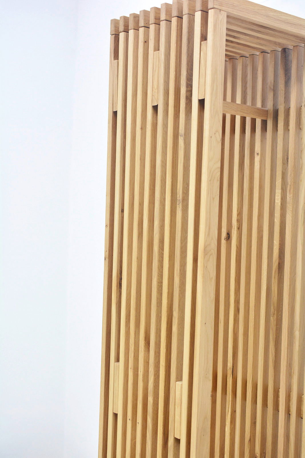 Holzgarderobe mit vertikalen Lamellen, seitliche Perspektive