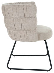 Seitenansicht eines beigen Armlehnstuhls mit schwarzem Metallgestell und gepolsterter Rückenlehne.