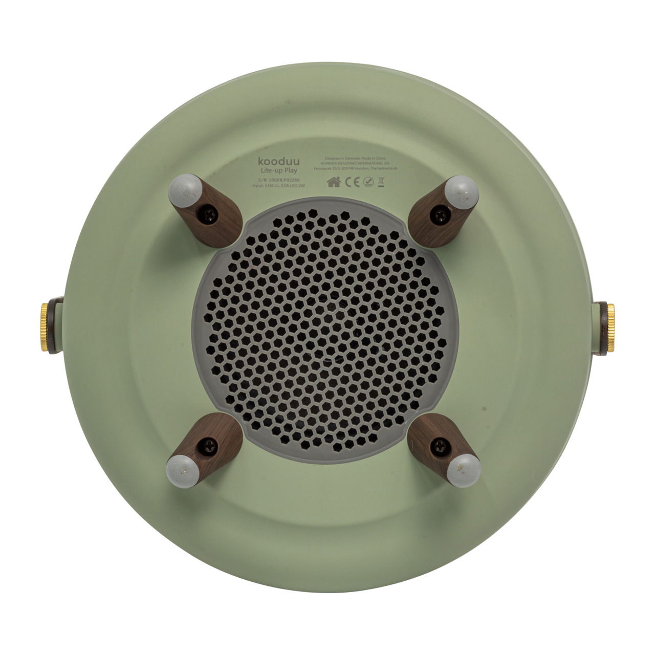 Unteransicht eines grünen Lautsprechers mit vier Holzfüßen und einem zentralen Lautsprechergitter.