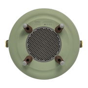 Unteransicht eines grünen Lautsprechers mit vier Holzfüßen und einem zentralen Lautsprechergitter.