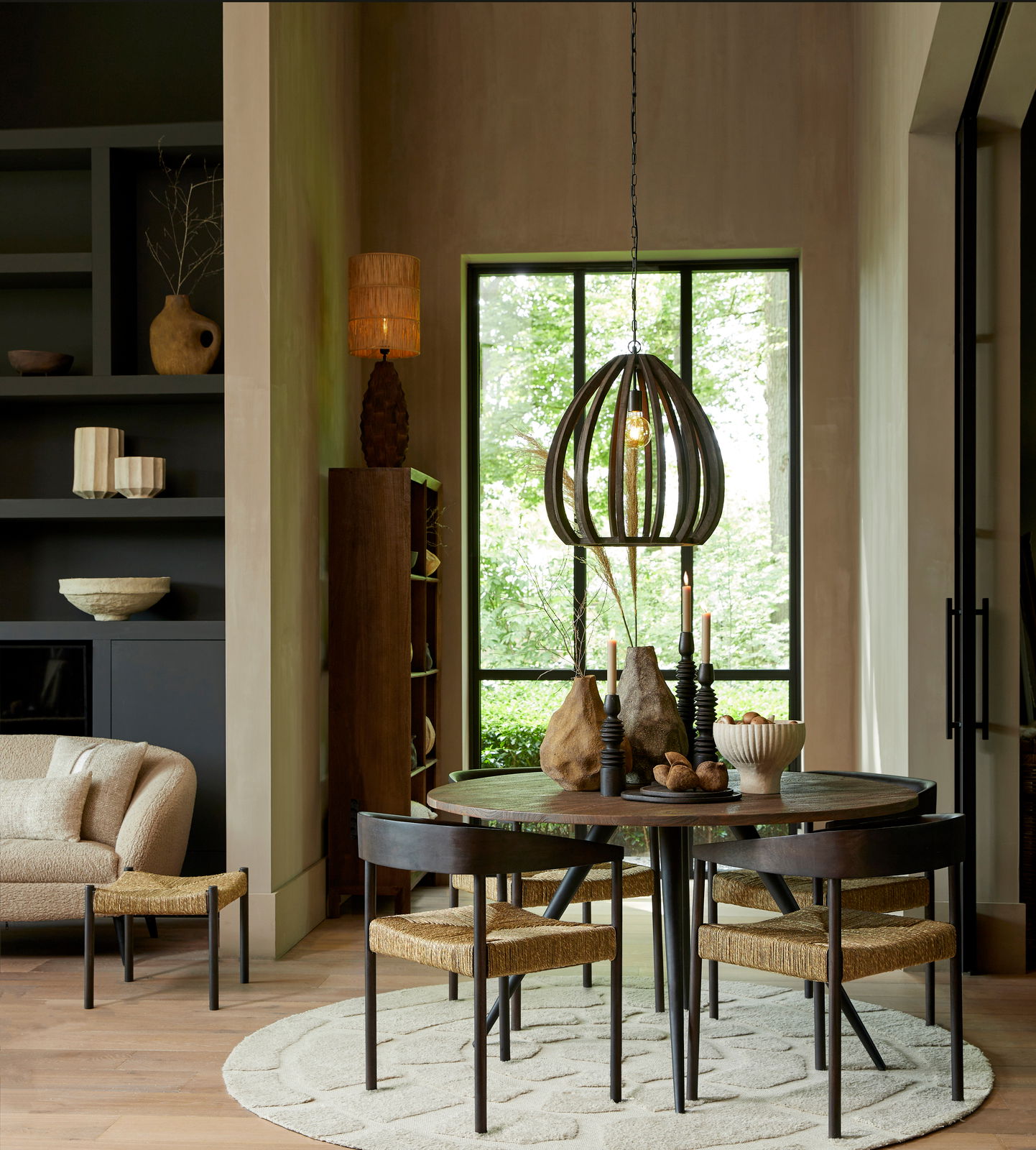 Light&Living Hängeleuchte BARSIA Hängeleuchte BARSIA in einem modernen Esszimmer, aus der Perspektive von vorne, mit einem runden Tisch und vier Stühlen darunter.