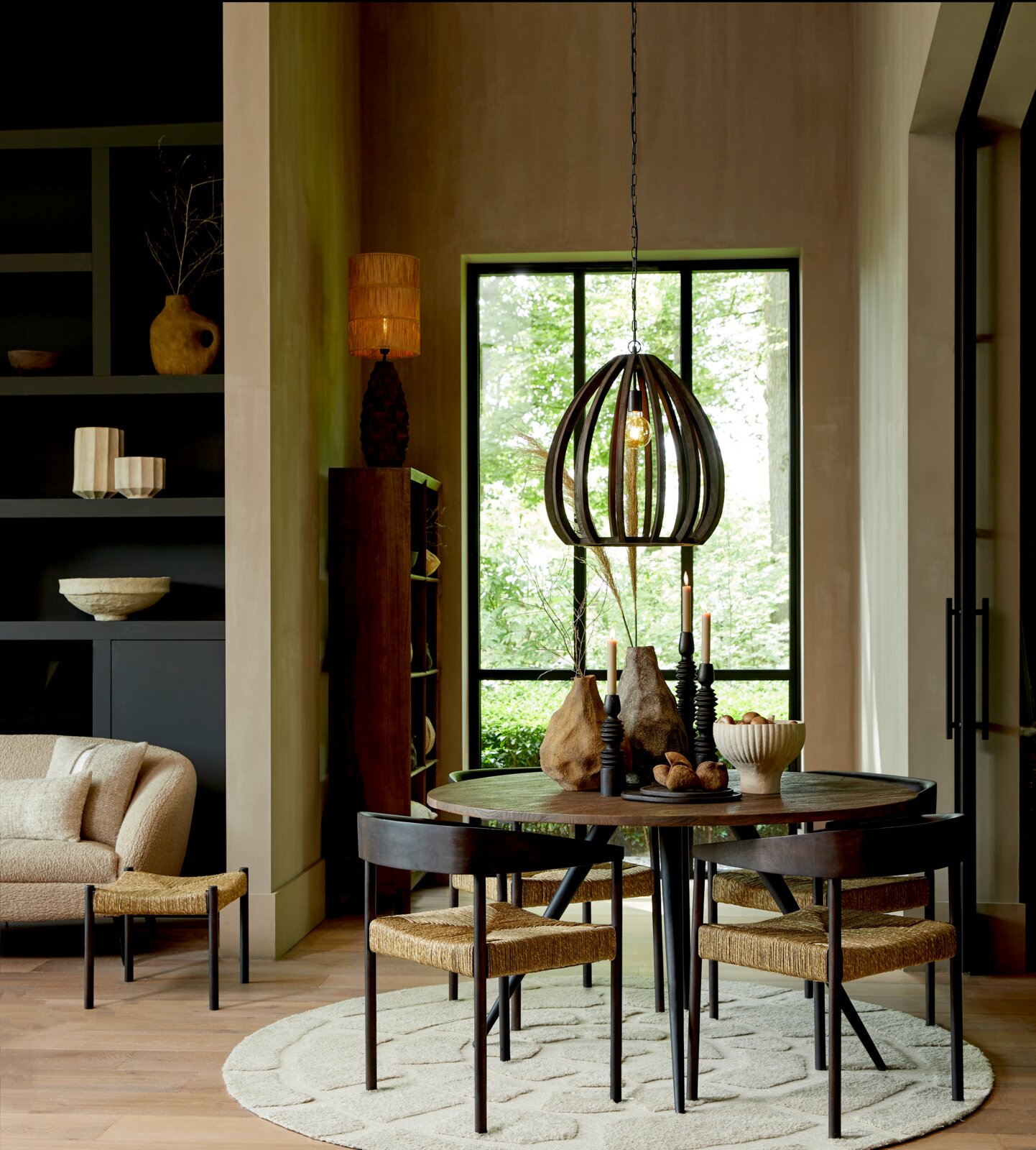 De hanglamp BARSIA in een moderne eetkamer, gezien van voren, met een ronde tafel en vier stoelen eromheen.
