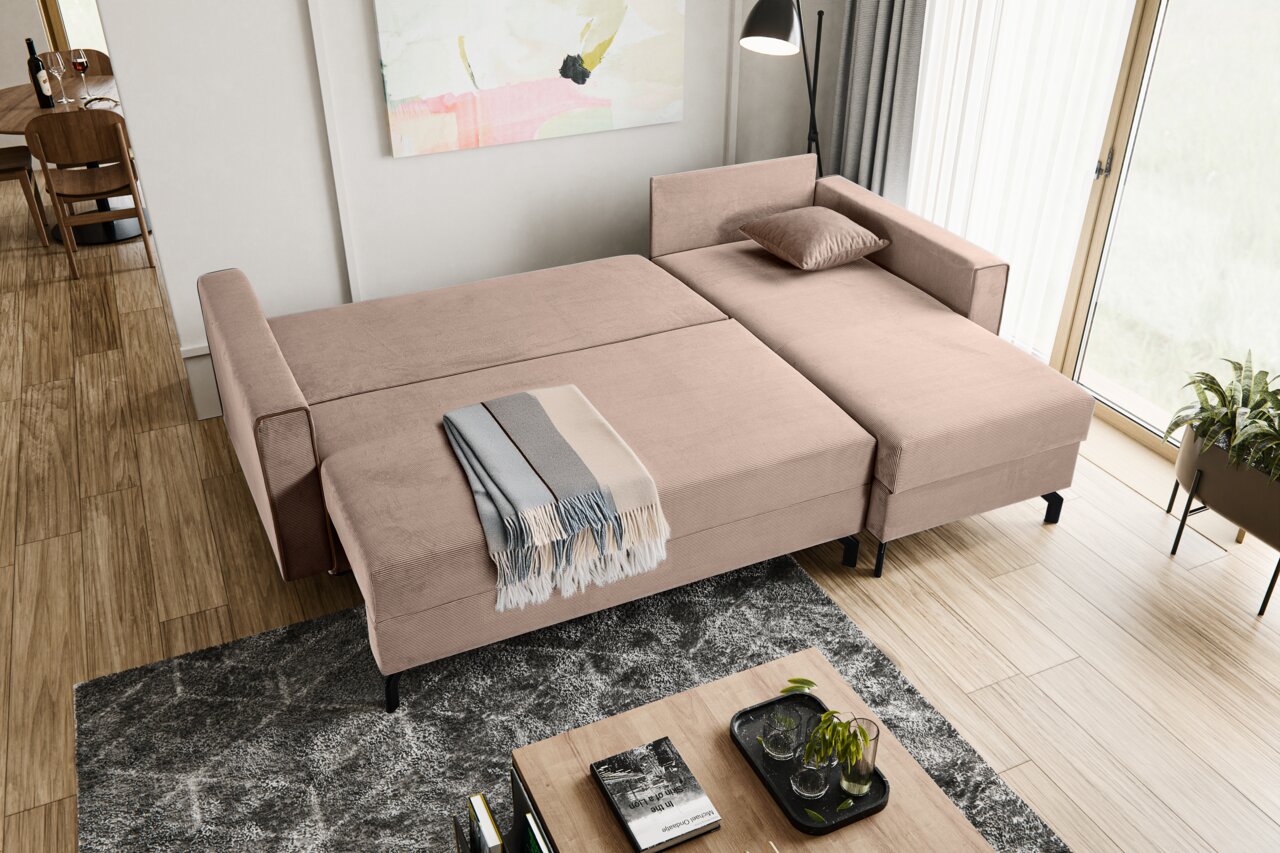 Schlafsofa in L-Form mit rechter Ausrichtung, in einem modernen Wohnzimmer mit Holzboden und großen Fenstern, aus der Vogelperspektive fotografiert.