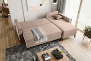 Schlafsofa in L-Form mit rechter Ausrichtung, in einem modernen Wohnzimmer mit Holzboden und großen Fenstern, aus der Vogelperspektive fotografiert.