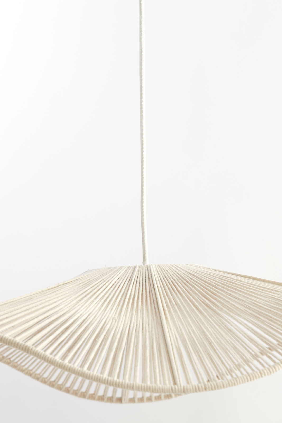 Hängeleuchte aus geflochtenem Material, seitliche Perspektive