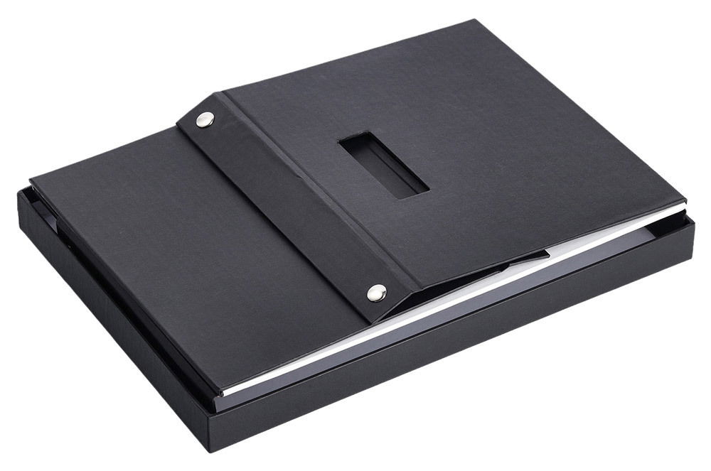 Schwarze Aufbewahrungsbox aus recyceltem Material, von oben betrachtet, mit Klappdeckel und Metallknöpfen.