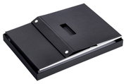 Schwarze Aufbewahrungsbox aus recyceltem Material, von oben betrachtet, mit Klappdeckel und Metallknöpfen.