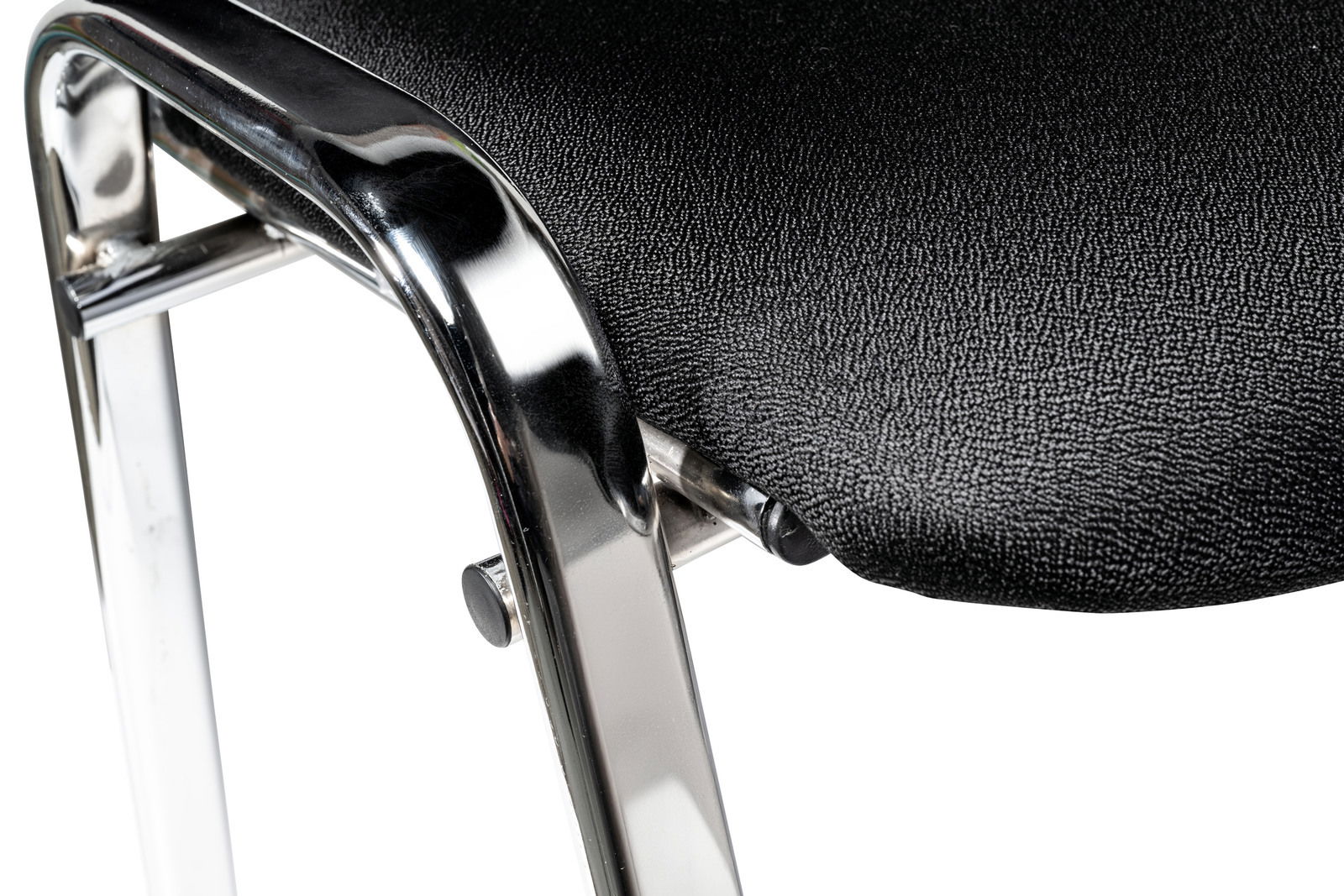 Nahaufnahme eines Besucherstuhls mit schwarzem, strukturiertem Sitzbezug und glänzendem Metallrahmen, seitliche Perspektive.