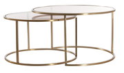 Zwei runde Couchtische aus Glas mit goldfarbenem Metallrahmen, ineinander verschachtelt, seitliche Perspektive.