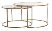 Zwei runde Couchtische aus Glas mit goldfarbenem Metallrahmen, ineinander verschachtelt, seitliche Perspektive.