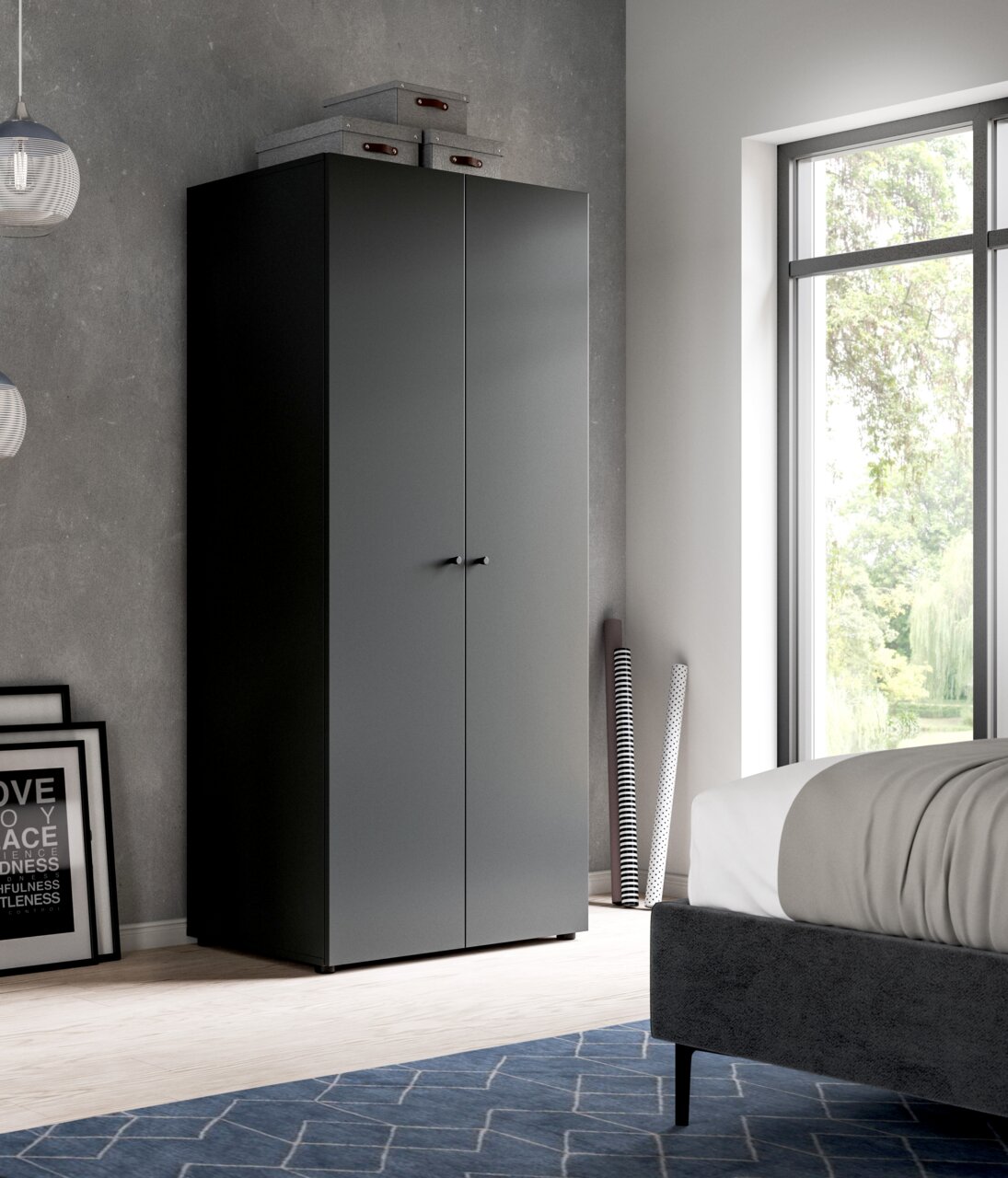Moderner, hoher Kleiderschrank in Anthrazit mit zwei Türen und kleinen Griffen, im Schlafzimmer neben großem Fenster; Perspektive: leicht schräg von vorn links.