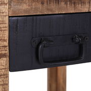 Nahaufnahme eines Beistelltisches mit einer schwarzen Schublade und einem Metallgriff, aus seitlicher Perspektive.