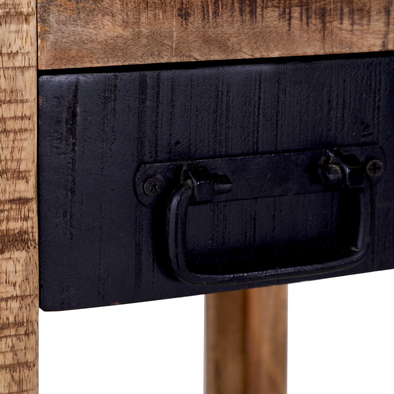 Nahaufnahme eines Beistelltisches mit einer schwarzen Schublade und einem Metallgriff, aus seitlicher Perspektive.