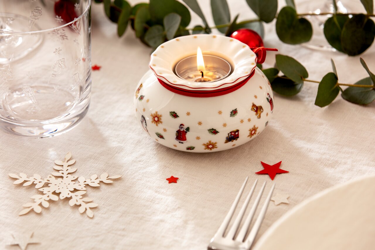 Teelichthalter Dose mit weihnachtlichen Motiven, von oben fotografiert, auf einem festlich gedeckten Tisch.
