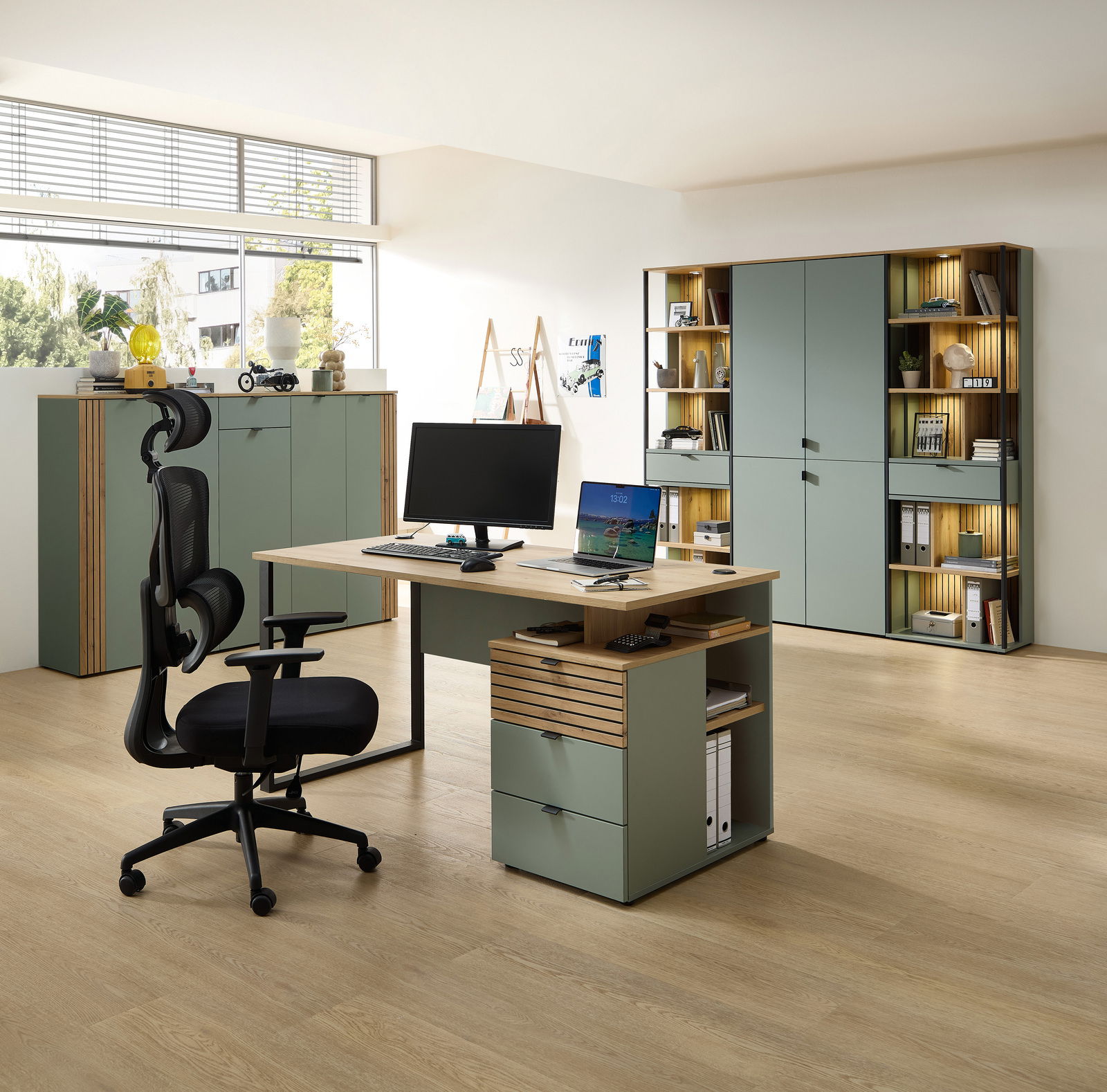 Moderner Drehstuhl in einem stilvollen Büro, seitliche Perspektive