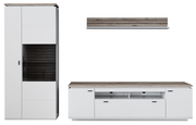 Frontale Ansicht der Wandkombination Stylife ESTEPONA mit weißem Korpus und Holzdetails, bestehend aus einem hohen Schrank, einem TV-Board und einem Wandregal.
