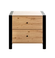 Nachttisch/Kommode mit zwei Schubladen aus hellem Holz und schwarzem Rahmen, frontale Ansicht.