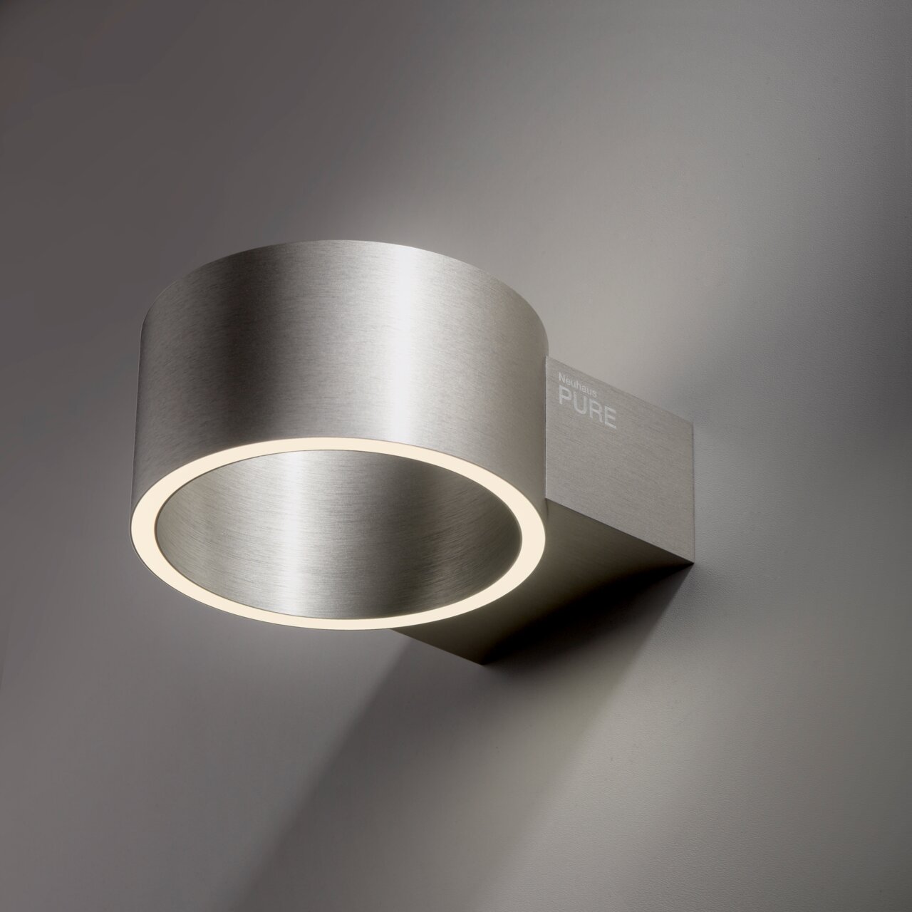 Moderne Wandleuchte PURE Clipse aus gebürstetem Metall, seitliche Perspektive
