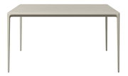 Moderner Gartentisch aus Metall in minimalistischer Frontansicht
