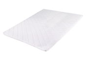 Komfortschaumtopper in diagonaler Perspektive, weiße Oberfläche mit gestepptem Muster