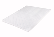 Komfortschaumtopper in diagonaler Perspektive, weiße Oberfläche mit gestepptem Muster