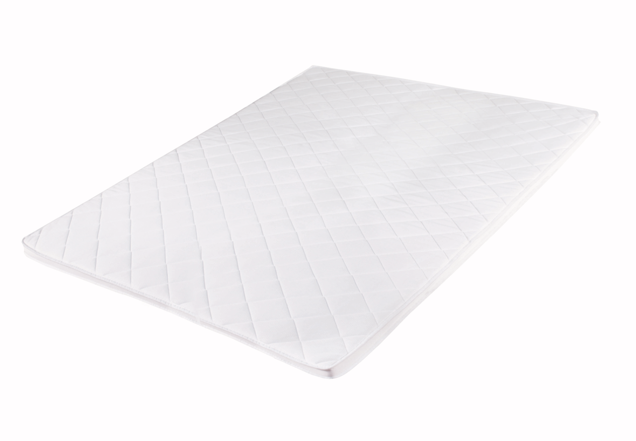 Komfortschaumtopper in diagonaler Perspektive, weiße Oberfläche mit gestepptem Muster