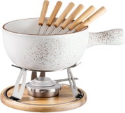 Keramik-Fondue-Set in Weiß mit braunen Sprenkeln, Holzgriffen und Metallständer auf Holzplatte, freigestellt in Frontansicht leicht von oben