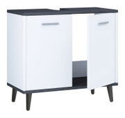 Weißer Badezimmerschrank/Waschtischunterschrank mit schwarzer Abdeckplatte, zwei Türen mit silbernen Griffen und schrägen schwarzen Füßen, in leichter Frontansicht (3/4-Perspektive) freigestellt auf weißem Hintergrund