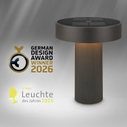 Moderne, op zonne-energie werkende buitenlamp in donkergrijs met een geribbelde, cilindrische voet en een ronde lampkop, vrijstaand op een grijze achtergrond; perspectief: licht van bovenaf in een frontale zijaanzicht, met „German Design Award Winner 2026