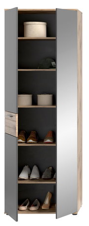 Garderobenschrank mit geöffneter Tür, zeigt mehrere Regalböden mit Schuhen und Aufbewahrungsboxen, Perspektive von vorne