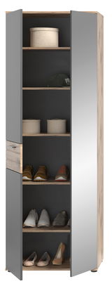 Garderobenschrank mit geöffneter Tür, zeigt mehrere Regalböden mit Schuhen und Aufbewahrungsboxen, Perspektive von vorne