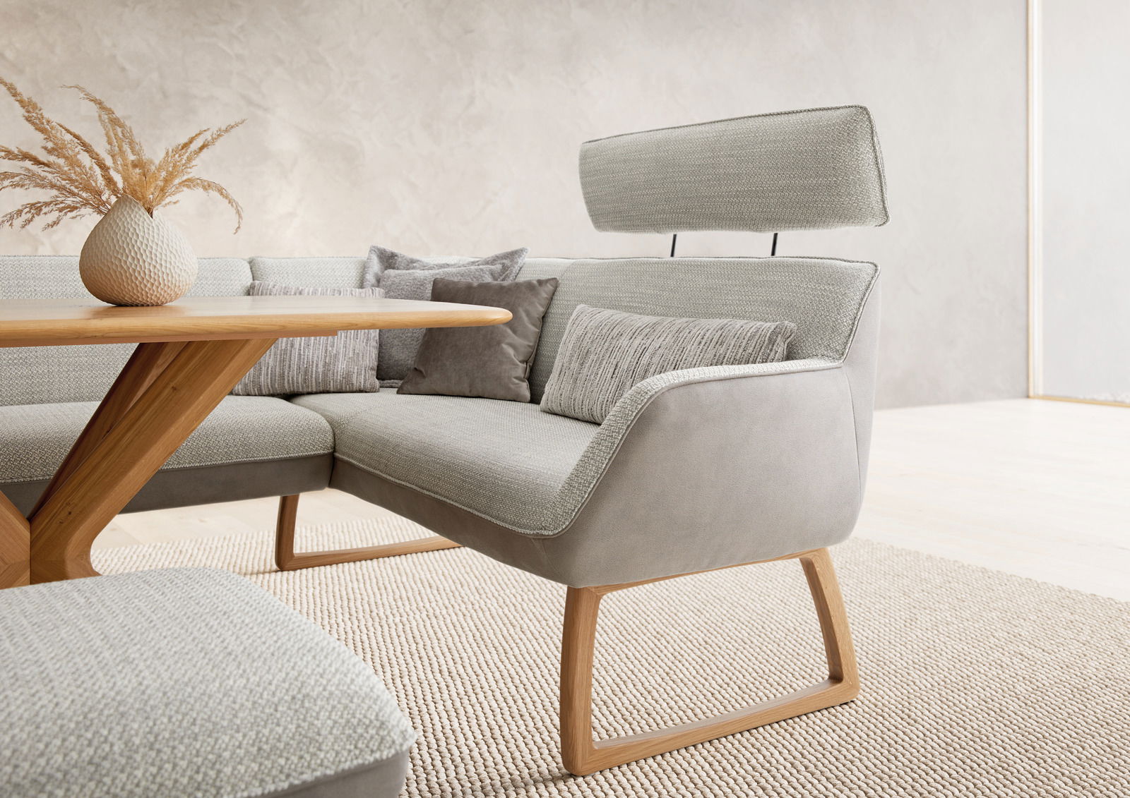 Moderne Eckbank mit grauem Stoffbezug und Holzgestell, seitliche Perspektive