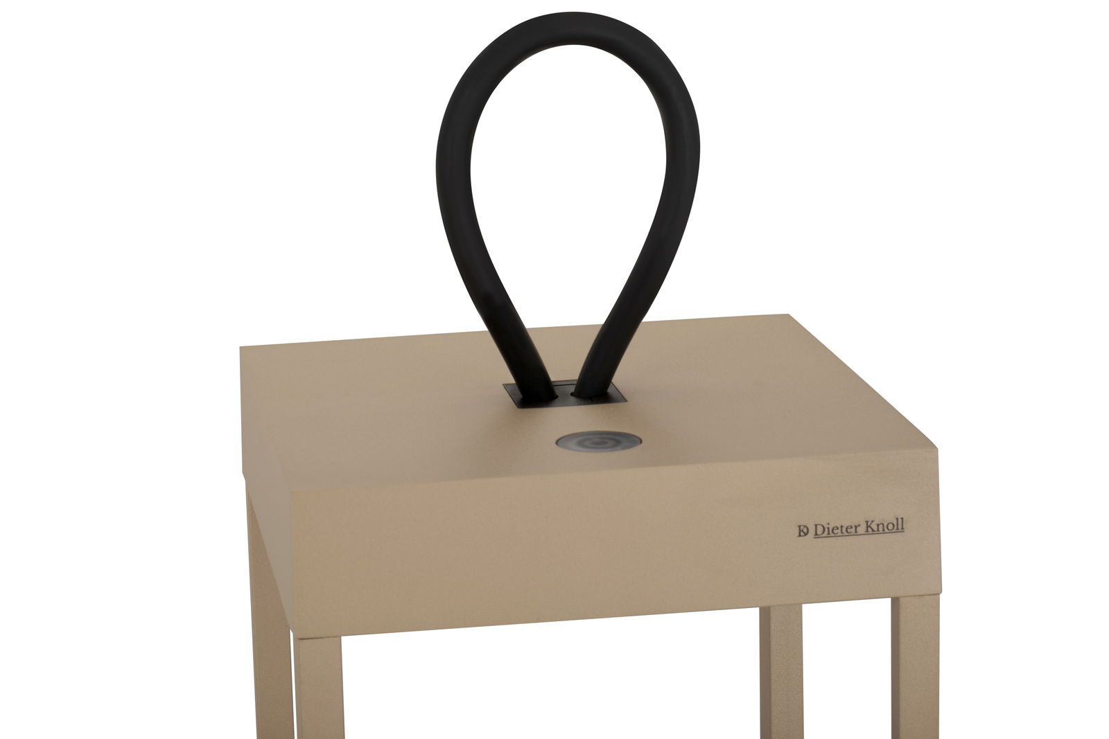 Nahaufnahme einer Akku-Tischleuchte von Dieter Knoll mit modernem Design und schwarzem Griff, seitliche Perspektive.