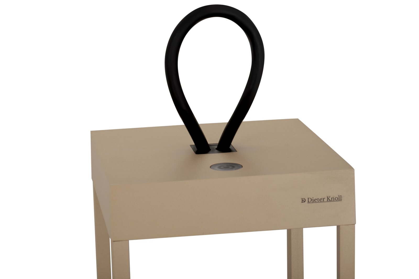 Close-up van een draagbare tafellamp van Dieter Knoll met een modern ontwerp en een zwarte handgreep, gezien vanaf de zijkant.