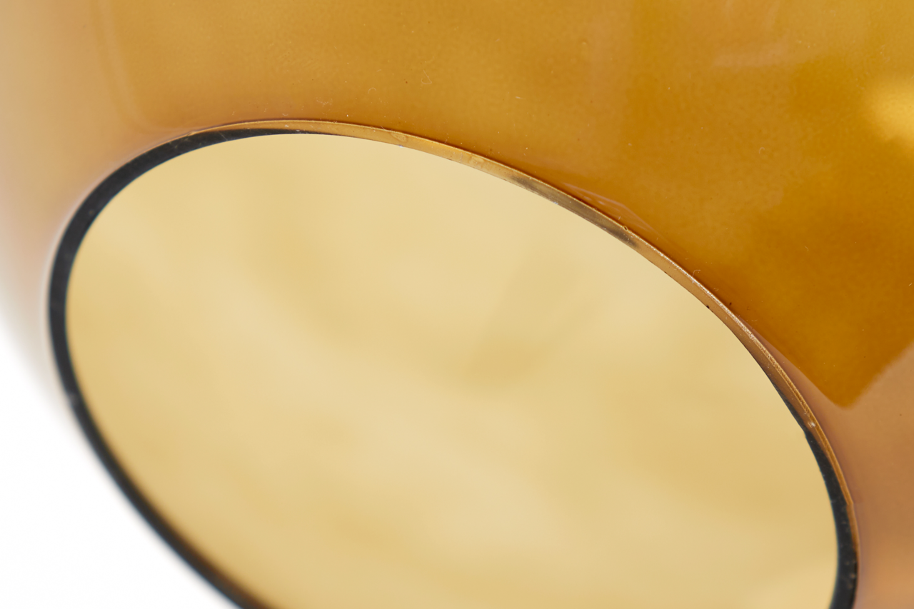 Nahaufnahme einer Hängeleuchte mit goldener Oberfläche, von unten betrachtet.