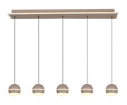 Moderne LED-Pendelleuchte mit fünf kugelförmigen Lampen, hängend an dünnen Kabeln, aus der Frontperspektive.