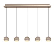 Moderne LED-Pendelleuchte mit fünf kugelförmigen Lampen, hängend an dünnen Kabeln, aus der Frontperspektive.