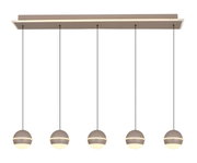 Moderne LED-hanglamp met vijf bolvormige lampen, hangend aan dunne kabels, gezien van voren.