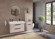 Modernes Badezimmer mit Waschtisch-Set für zwei Armaturen, runder Spiegel und minimalistischer Einrichtung, seitliche Perspektive.