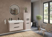 Modernes Badezimmer mit Waschtisch-Set für zwei Armaturen, runder Spiegel und minimalistischer Einrichtung, seitliche Perspektive.
