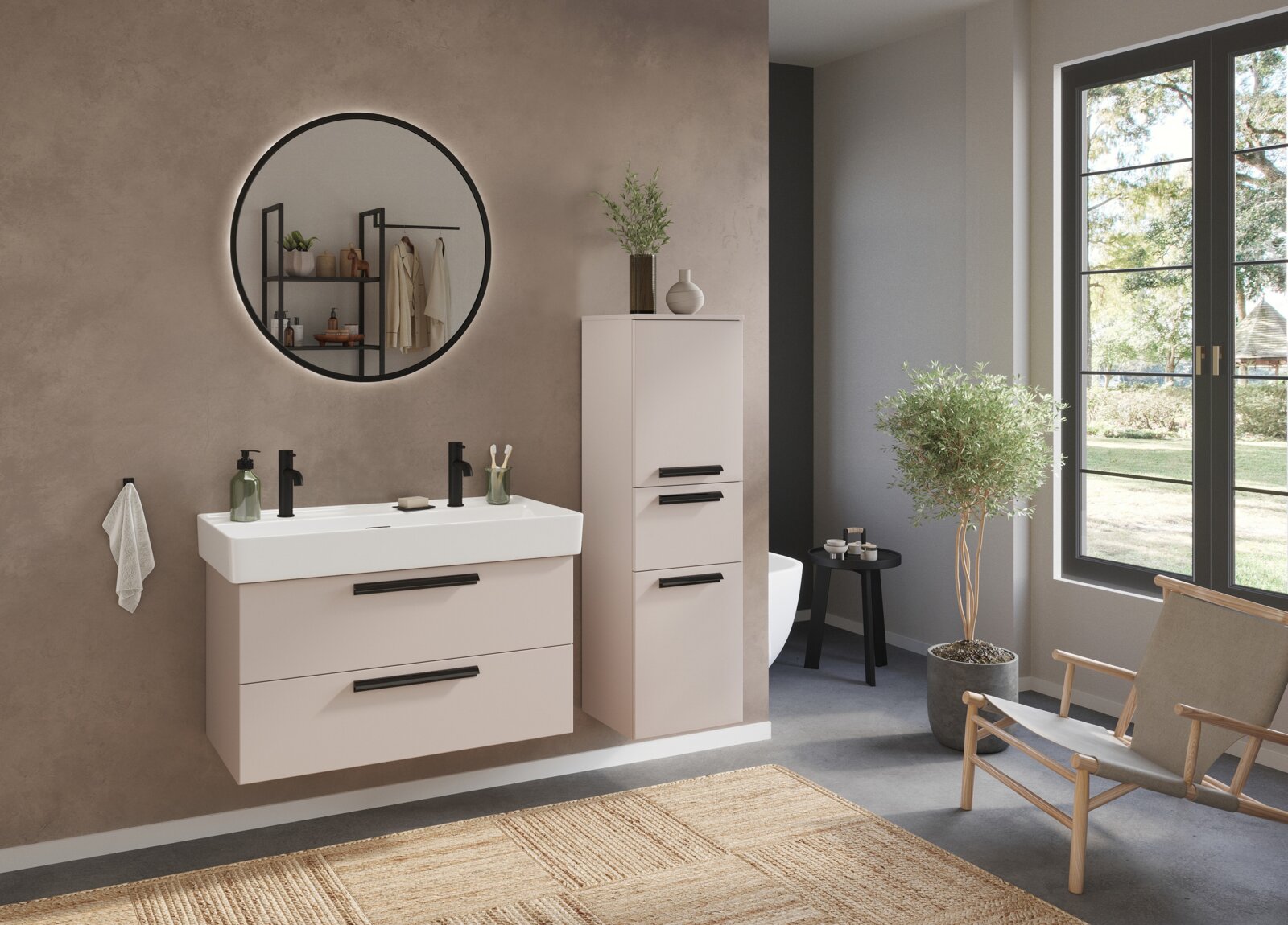 Modernes Badezimmer mit Waschtisch-Set für zwei Armaturen, runder Spiegel und minimalistischer Einrichtung, seitliche Perspektive.