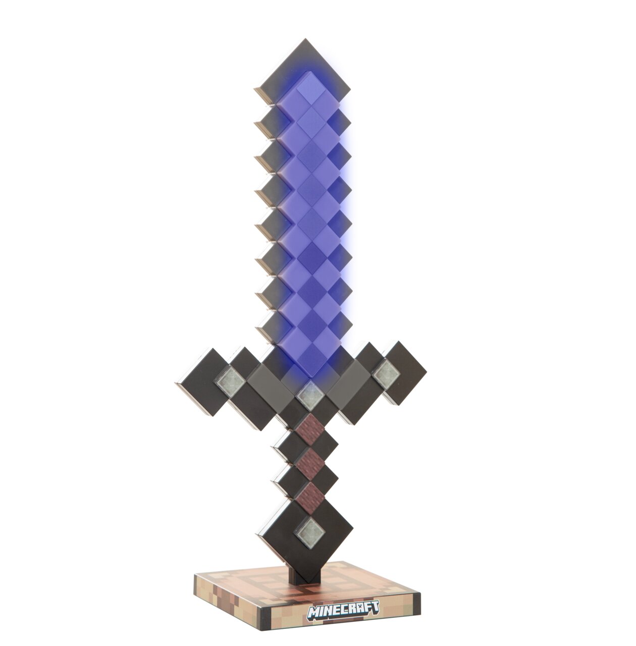 Minecraft-Dekoschwert im pixeligen Design mit blau-violetter Klinge und schwarzem Griff auf Minecraft-Logo-Standfuß, frontal in leichter Aufsicht vor weißem Hintergrund