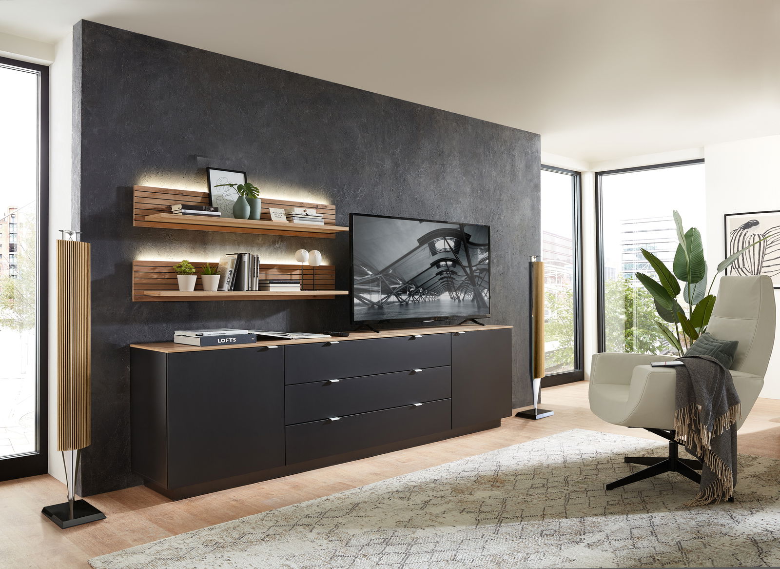 Z2 TV-Sideboard CORE Modernes TV-Sideboard in einem stilvollen Wohnzimmer, seitliche Perspektive