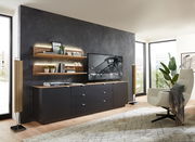 Modernes TV-Sideboard in einem stilvollen Wohnzimmer, seitliche Perspektive