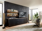 Modernes TV-Sideboard in einem stilvollen Wohnzimmer, seitliche Perspektive