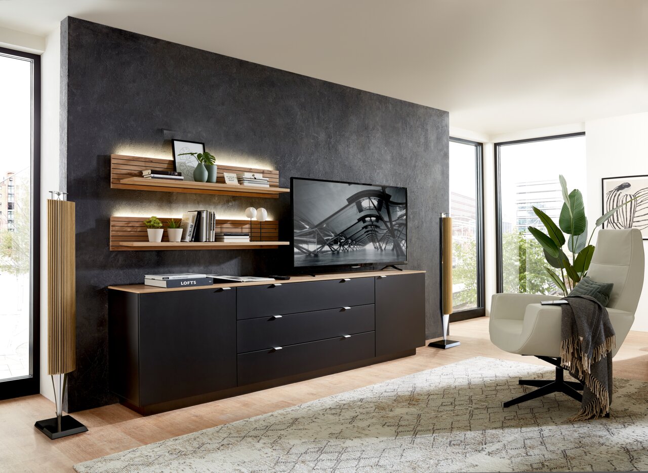 Modernes TV-Sideboard in einem stilvollen Wohnzimmer, seitliche Perspektive