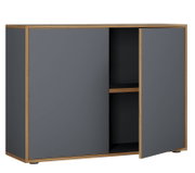 Modernes Sideboard/Kommode mit Holzrahmen in Eiche-Optik und dunkelgrauen Fronten, eine Schiebetür geöffnet mit sichtbarem Regalboden, freigestellt auf weißem Hintergrund, Perspektive: frontale Ansicht leicht von rechts