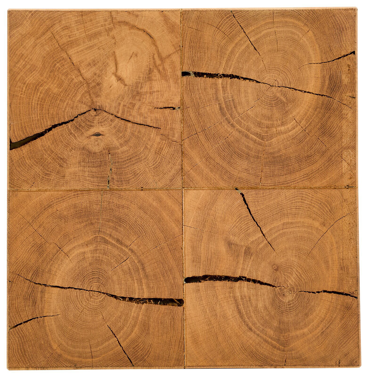 Draufsicht auf eine quadratische Holzoberfläche aus vier Hirnholz-Blöcken mit sichtbaren Jahresringen und natürlichen Rissen in warmem Braunton.